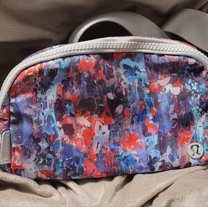 NWT LULULEMON FLOWER GLIDE BELT BAG